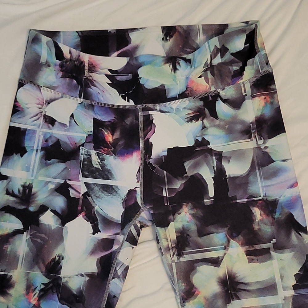Fabletics Multicolor Capri Med - Picture 5 of 5